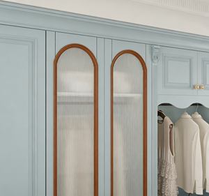 Armoire française bleu clair de luxe - Portes en maille cintrée et quincaillerie dorée, rangement intégré pour la chambre à coucher - Product Image 5
