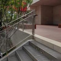Marches d'escalier modernes en acier inoxydable galvanisé à chaud avec grilles de sécurité intégrées, type T1, résistantes au feu et à l'eau