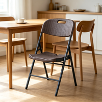 Chaise pliante multi-usage avec assise en plastique et dossier, structure métallique robuste pour la maison, le bureau, les rassemblements, les événements en plein air et la location