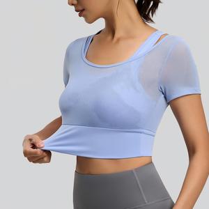 เสื้อโยคะผู้หญิงแบบขายส่ง ผ้าตาข่าย 2 in 1 มีบราในตัว แขนสั้น ทรงครอป เสื้อออกกำลังกาย ยืดหยุ่นสูง ระบายอากาศได้ดี - Product Image 4