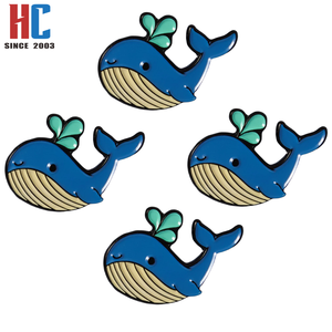 Épinglette en métal plaqué or moderne, motif baleine émaillée, créatures marines et aquatiques, cadeau artisanal, fabrication sur mesure depuis 20 ans - Product Image 5