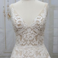 Robe de mariée de luxe moderne à col en V sans manches, ornée de paillettes, longue jusqu'au sol, avec appliques en dentelle, coupe trapèze pour la mariée