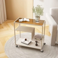 Table basse moderne en verre trempé avec cadre métallique, roulettes et étagère de rangement, meubles de salon