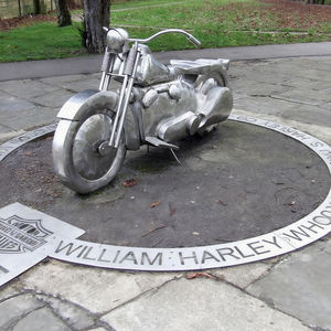 플라워 로고가 특징인 신학기 맞춤 프린트, 현대적인 야외 스테인리스 스틸 오토바이 조각상 페인팅 금속 공예품 - Product Image 5