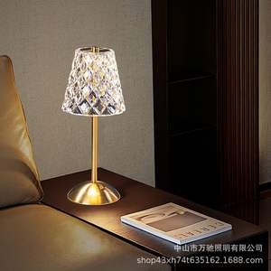 Veilleuse tactile rechargeable de luxe à motif diamant, moderne et minimaliste, certifiée CE pour l'éclairage de chambre à coucher - Product Image 2