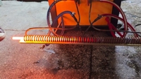 Machine de durcissement par induction IGBT 65KW pour tiges de fer et tiges d'acier subissent un traitement de forgeage de trempe et de chauffage.