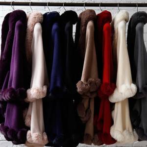 เสื้อคลุมขนสัตว์คลาสสิกแบบสั่งทำขายส่งสำหรับผู้หญิง ผ้าถักผสมขนสัตว์ แต่งขอบด้วยขนเทียม - Product Image 2