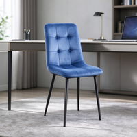 Chaises latérales en tissu velours avec pieds antidérapants et structure stable, pour la décoration d'appartements en location.
