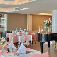 Meubles de restaurant modernes de luxe, tables et chaises pour café, mobilier commercial en velours et métal, designs personnalisés pour restaurant complet