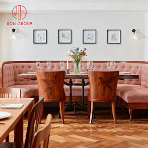 Banquette capitonnée en tissu rose vintage anglais avec table en bois et chaises en bois à imprimé floral pour mobilier de café, boutique ou restaurant - Product Image 5