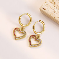 Anting-anting baja tahan karat dengan liontin berbentuk hati berongga yang dihiasi zircon, menampilkan kepribadian yang unik.