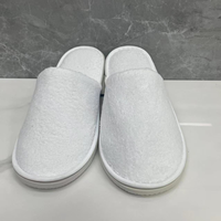 Pantoufles d'hôtel en gros, luxe, bon marché, blanches, lavables, jetables, pantoufles de spa pour invités, en polaire corail, à bout fermé