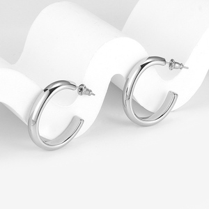 Pendientes de aro abiertos plateados estilo urbano de moda, diseño de tubo grueso, resistentes al deslustre, para uso diario, para mujer - Product Image 4