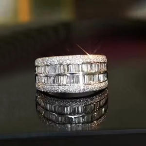 Anello in Oro Bianco con Diamante Taglio Baguette Colore G Naturale Stile Classico da Donna per Fidanzamento - Product Image 3