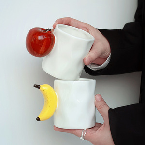 Mug en céramique mignon pour couple, motif pomme et banane, avec poignée créative en forme de fruit, personnalisable, pour usage domestique quotidien - Product Image 2
