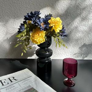 Arrangement de fleurs artificielles de tournesol et de pivoine, fleurs en soie mélangées dans un vase en verre noir pour la décoration de la maison - Product Image 1