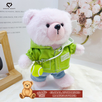 En gros Ours en peluche jaunes avec ensemble de vêtements style campus : Polo, short en jean, chapeau et sac à dos
