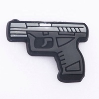 Charme de chaussure d'arme de poing pour la décoration de sabot Mini breloque de chaussure de pistolet pour enfants breloque de chaussure de pistolet de jouet de sabot pour les garçons