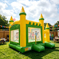 Château gonflable jaune-vert avec toboggans pour les aires de jeux pour enfants, les parcs, les festivals, les activités scolaires
