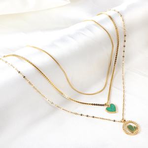 Collier double chaîne de luxe en forme de feuille avec perles blanches, chaîne de perles vertes et pendentif en acier inoxydable orné de diamants - Product Image 6