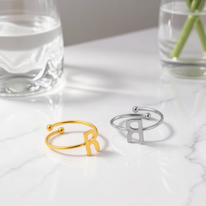 Anello con Lettera R Angelina in Acciaio Inossidabile, Tono Oro e Argento, Gioiello Unisex alla Moda, Regalo Quotidiano, Stile Trendy - Product Image 4