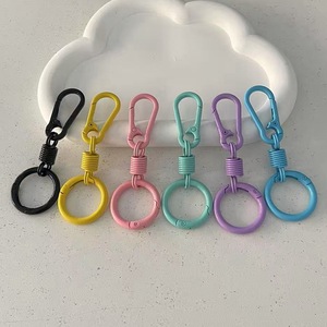 Mousqueton coloré en alliage de zinc écologique avec connecteur à ressort, style simple, anneau assorti, porte-clés pour sacs, clés et accessoires - Product Image 1