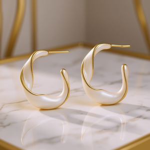 Elegantes pendientes de aro con perlas y concha chapada en oro para mujer, diseño ovalado blanco minimalista para uso diario - Product Image 2