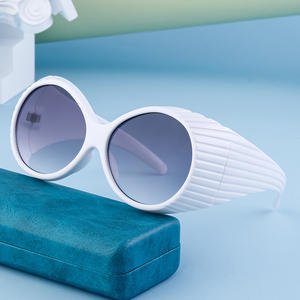 Lunettes de soleil rondes rouges pour femmes, protection UV400, verres en PC, style tendance, pour performance scénique transfrontalière - Product Image 2