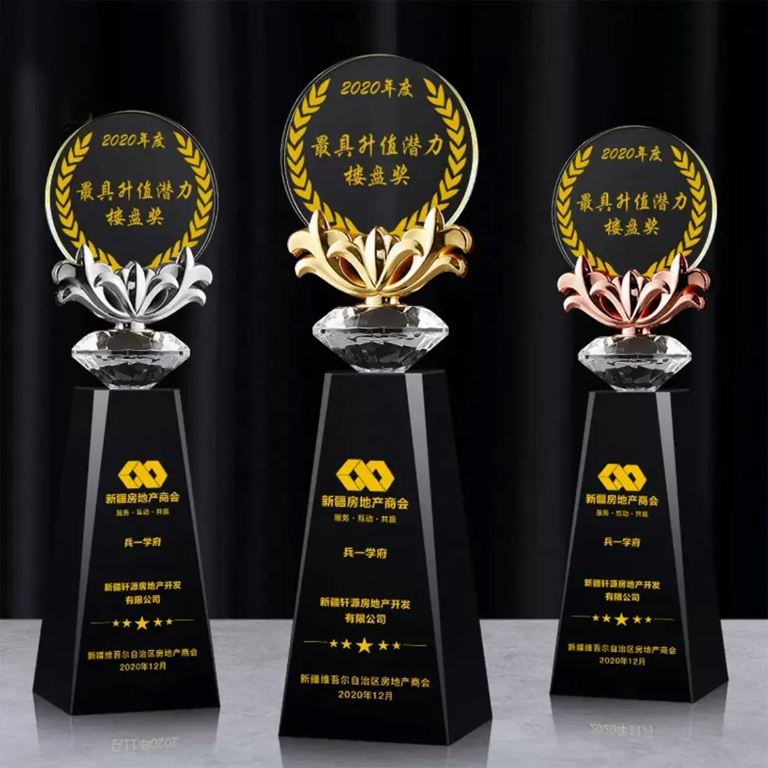 Copa trofeo en blanco Top Crown Award Honor Crystal venta al por mayor nuevo diseño de Guangzhou 3D forma de diamante 3D recuerdo hecho a mano amor Europa