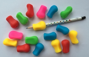Porte-crayon en silicone souple pour enfants, aide à l'écriture compatible avec la plupart des instruments d'écriture pour les élèves - Product Image 6