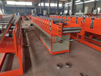 Panneau de plafond en métal formant la machine