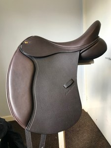 Selle de dressage en cuir faite à la main sur mesure avec panneaux absorbant les chocs et assise profonde, selle de cheval durable pour l'entraînement au dressage - Product Image 3