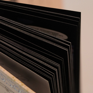 Cómics de Tapa Dura con Encuadernación Cosida y Laminación con Película - Product Image 4