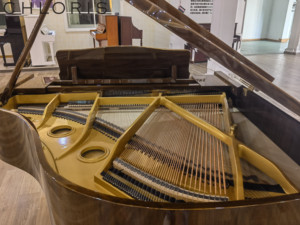 Piano à queue acoustique Chloris en bois de noyer, modèles Hg158wa Hg-158wa - Product Image 3