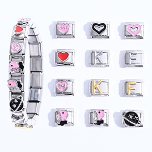 Venta al por mayor de dijes italianos para pulseras: dijes de corazón, dijes de perro con letras, de acero inoxidable impermeable, en oro y plata. - Product Image 1