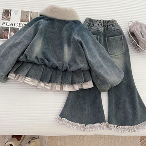 Conjunto de Dos Piezas de Mezclilla con Forro Polar para Niñas, Estilo Nuevo 2025, Conjunto Cálido con Parches para Niñas Pequeñas - Product Image 2