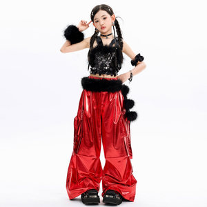 Costumes de <span class=keywords><strong>danse</strong></span> jazz pour filles, pantalon cargo rouge métallisé, haut à bretelles noir à paillettes, garniture en fourrure, ensemble de vêtements de scène pour enfants - Product Image 3