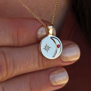 Collares al por mayor con colgante redondo de oro PVD y circonitas de sol y luna para mujer - Product Image 2