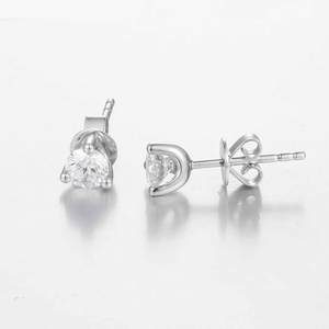 Boucles d'oreilles classiques en or blanc massif 14 carats avec diamants ronds brillants de 0,55 ct cultivés en laboratoire |   Certifié IGI, taille brillant rond, laboratoire - Product Image 1