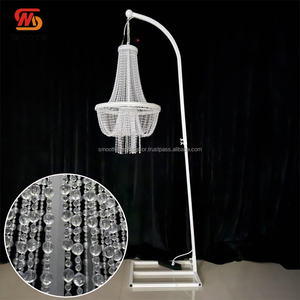 โคมระย้าลูกปัดอะคริลิครูปแบบเรียบพร้อมขาตั้งสำหรับทางเดินในงานแต่งงานและการตกแต่งเวที - Product Image 1