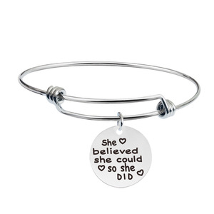 <span class=keywords><strong>Bracelet</strong></span> ajustable en <span class=keywords><strong>fil</strong></span> métallique avec breloque ronde gravée sur mesure - Product Image 4