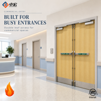 Porte de sortie commerciale à double battant avec barres anti-panique, ferme-portes et plaques de protection pour entrée d'hôpital, d'école ou de bureau