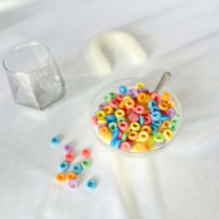 Fruchtige Loop-Müsli-Kerzenschale |   Realistische Sojawachs-Kerze mit 3 Dochten und Metallspatel |   Lustiges Neuheiten-Geschenk für Sommerstimmung
