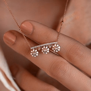 Collana con Ciondolo a Fiore Fresco per Donne, Accessorio da Collo Semplice per Uso Quotidiano, Gioiello di Moda per Outfit - Product Image 1