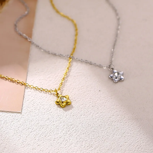 Elegante Collar con Colgante de Flor 3D con Circonitas, Chapado en Oro de 18K para Mujer, Hecho con Acero Inoxidable 304 y Acabado con Electroplacado al Vacío - Product Image 4