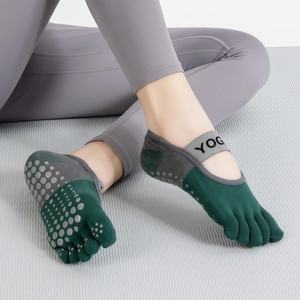 Chaussettes de yoga professionnelles à cinq doigts, couleur unie, antidérapantes, avec logo personnalisé positionné sous le pied, idéales pour le printemps - Product Image 5