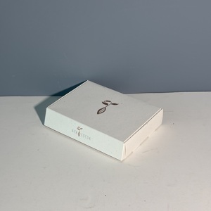 Caja <span class=keywords><strong>de</strong></span> Cartón Blanca Minimalista Premium para Envíos, con Textura <span class=keywords><strong>de</strong></span> Lino y Detalles en Dorado, para Empaque <span class=keywords><strong>de</strong></span> Regalos <span class=keywords><strong>de</strong></span> Comida <span class=keywords><strong>de</strong></span> Alta Gama - Product Image 2