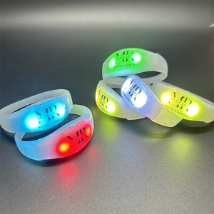 Op Maat Gemaakte Logo Led Polsbandjes Geluid Geactiveerde Feestartikelen Voor Afstuderen Valentijnsdag Thanksgiving Nieuwe Technologieproducten - Product Image 4
