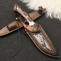 Couteau à lame fixe en acier Damas forgé à la main avec manche en bois de fer du désert, idéal pour le camping, la survie et la chasse (vente en gros)