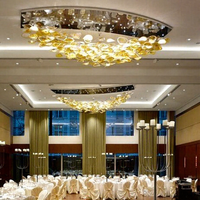 Fournisseur professionnel de luminaires suspendus LED pour lieux de mariage, lustres en verre personnalisables de luxe pour salles de banquet